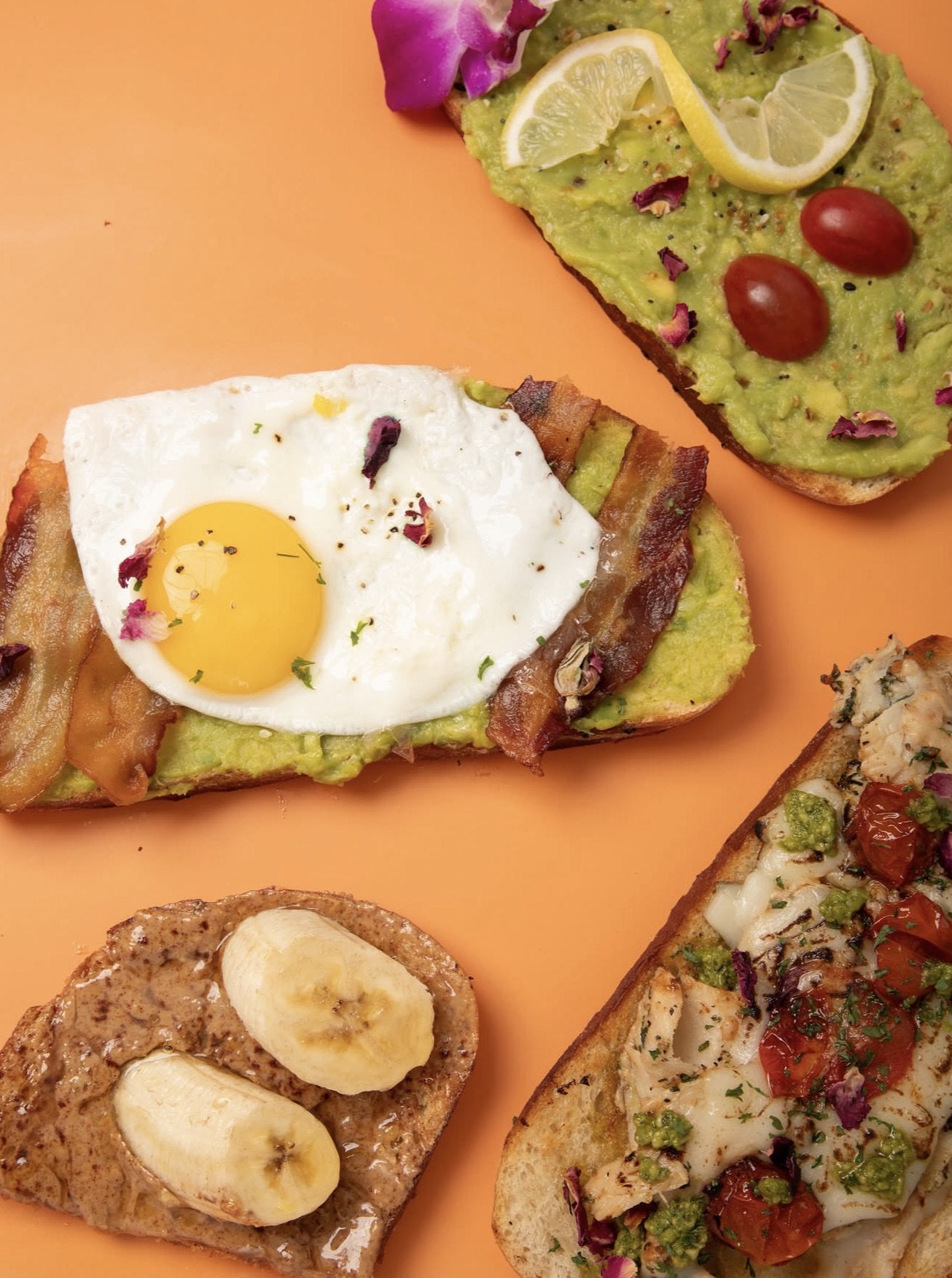 Open toasts de Floré: avocado con huevo y bacon, avocado clásico, almond butter con guineo y chicken pesto